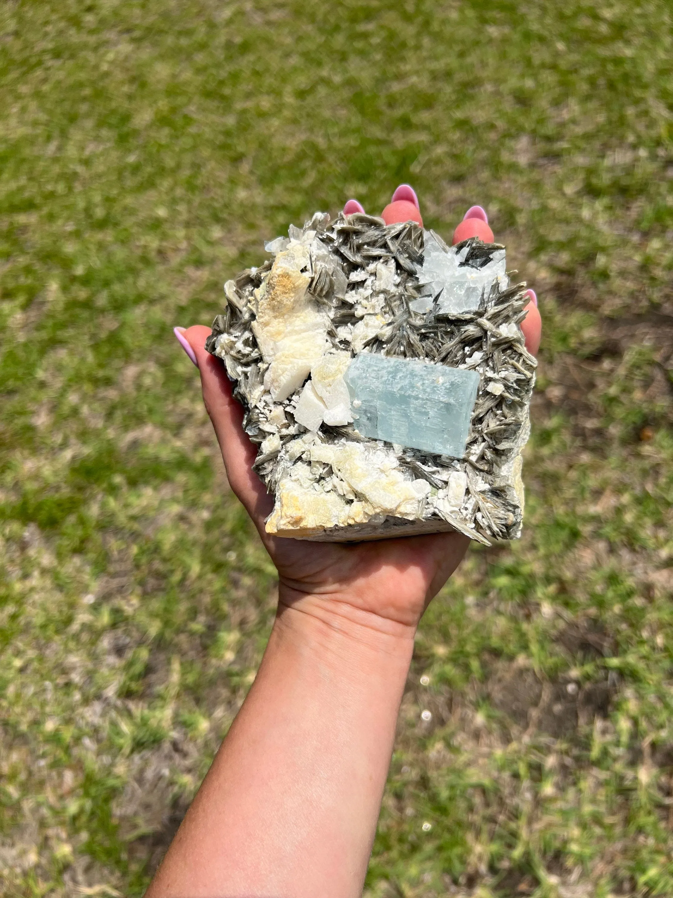 Aquamarine on muscovite 1pound 13oz